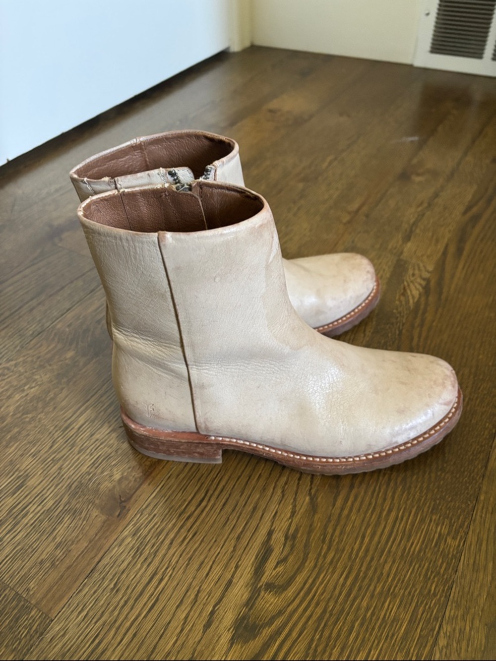 FRYE AND CO. Light Beige Leather Ankle Boots